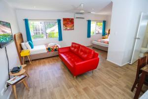 A seating area at Port Douglas Motel 