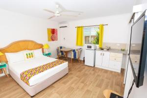 Kuchyň nebo kuchyňský kout v ubytování Port Douglas Motel