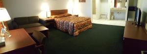 Postel nebo postele na pokoji v ubytování Express Inn & Suites Eugene