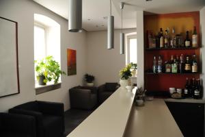 bar w pokoju z butelkami wina w obiekcie Albergo Al Sole w mieście Mezzolombardo