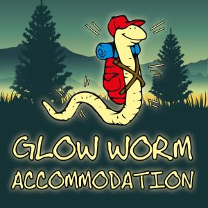 un serpent circulant dans un champ avec les mots «hébergement à vers lents» dans l'établissement Glow Worm Accommodation, à Franz Josef