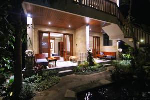 una hall di una casa di notte di Narada House Ubud ad Ubud