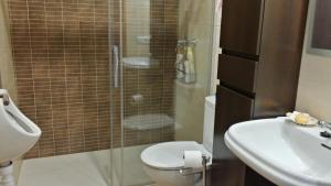 łazienka z prysznicem, toaletą i umywalką w obiekcie Casa Txema w mieście Lorca +24 zdjęcia