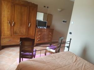 1 dormitorio con escritorio, mesa y sillas en B&B La Viola, en Castelvetro Piacentino