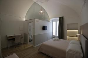um quarto com uma cama e uma secretária. em Novella 55 em Gravina in Puglia