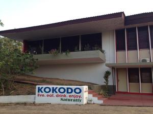 Uma casa com um letreiro kotao à frente. em Kokodo Guest House em Cape Coast