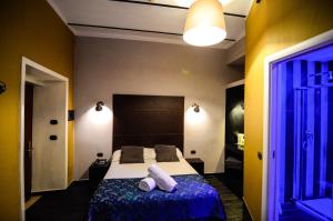 1 dormitorio con 1 cama y 2 toallas blancas en Hotel Felice en Roma