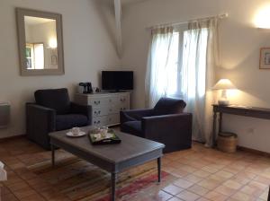 sala de estar con 2 sillas y mesa de centro en Atelier Soleil, en Moustiers-Sainte-Marie