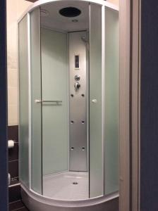 ヴォログダにあるApartment on Lavrova 9のバスルーム(ガラスドア付きのシャワー付)