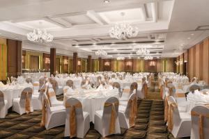 Restaurace v ubytování Ramada Colombo + 37 fotografií