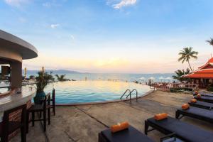 The swimming pool at or close to Samui Buri Beach Resort