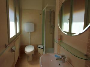 A bathroom at Villa Lauda B&B