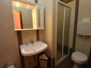 A bathroom at Villa Lauda B&B