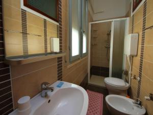 A bathroom at Villa Lauda B&B