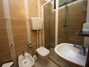 A bathroom at Villa Lauda B&B