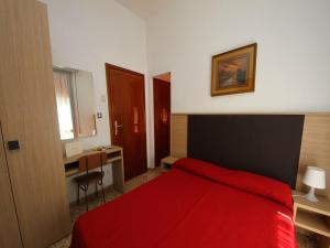 A bed or beds in a room at Villa Lauda B&B