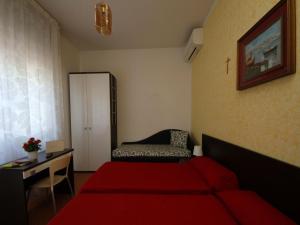 A bed or beds in a room at Villa Lauda B&B