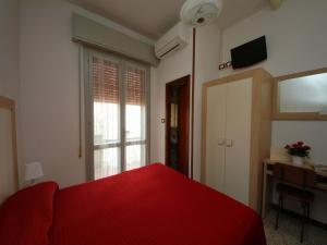 A bed or beds in a room at Villa Lauda B&B