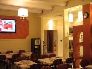 A restaurant or other place to eat at Villa Lauda B&B
