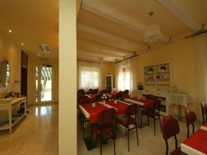 A seating area at Villa Lauda B&B