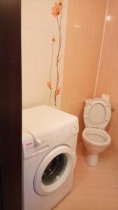 ポモリエにあるSunrise Apartmentのバスルーム(洗濯機、トイレ付)