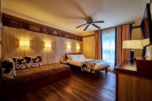 Un dormitorio con una cama y un sofá. en Disney Hotel Cheyenne, en Coupvray