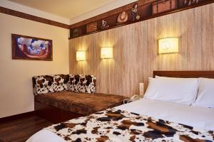 una habitación de hotel con una cama y una silla en Disney Hotel Cheyenne, en Coupvray 23 fotos más