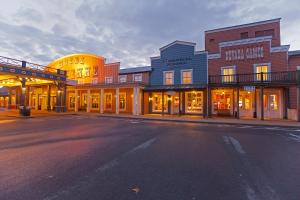 una calle vacía frente a un edificio en Disney Hotel Cheyenne, en Coupvray