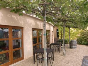 Locanda da Gerry في Castelcucco: مجموعة طاولات وكراسي تحت شجرة