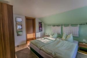 AltendorfにあるFerienhaus Rosalieのベッドルーム1室(大型ベッド1台付)