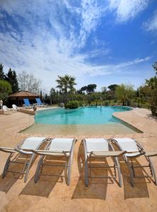un par de sillas y una piscina en Mas de la Montille en Aigues-Mortes