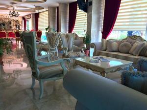 Posezení v ubytování Grand Ezel Hotel