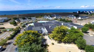 - une vue aérienne sur un bâtiment près de l'océan dans l'établissement VVF Les Plages de Guérande La Turballe, à La Turballe