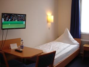 Un pat sau paturi într-o cameră la Rhein-Hotel