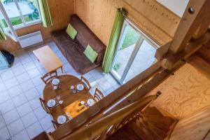 een kamer met een tafel en een bank bij Marina Holyder in Giffaumont