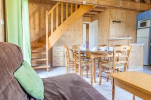 een keuken en eetkamer met een tafel en stoelen bij Marina Holyder in Giffaumont