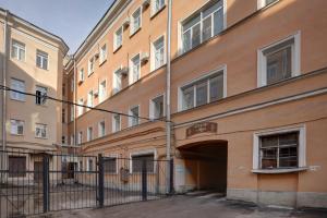 een gebouw met een poort ervoor bij Algen on Goncharnya in Sint-Petersburg