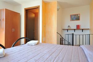 バウネーイにあるApartments Goloritzèの階段のある部屋のベッドルーム1室(ベッド1台付)