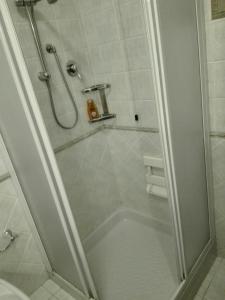 una doccia con una porta in vetro in un bagno di Casa Dilva a Porto SantʼElpidio