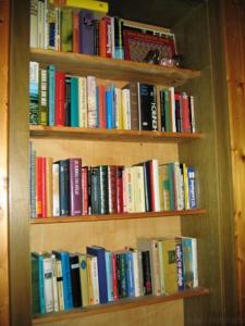 a book shelf filled with lots of books at Eintracht Hotel in Bad Wildbad