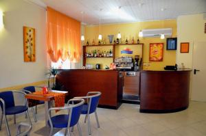 Lounge nebo bar v ubytování Hotel Holiday Beach