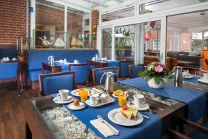 ein Esszimmer mit blauen Tischen und blauen Stühlen in der Unterkunft Hotel Seeschwalbe in Cuxhaven