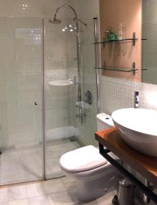 セビリアにある19th Century Sevillian Apartmentのバスルーム(シャワー、トイレ、シンク付)