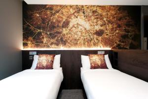 Postel nebo postele na pokoji v ubytování Heeton Concept Hotel – Luma Hammersmith