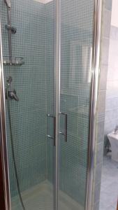 スパダフォーラにあるCasa Vacanze Spadafora 2のバスルーム(ガラスドア付きのシャワー付)