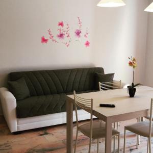 スパダフォーラにあるCasa Vacanze Spadafora 2のリビングルーム(緑のソファ、テーブル付)