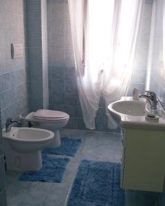 a bathroom with a toilet and a sink at Casa Vacanze Spadafora 2 in Spadafora