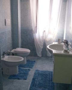 スパダフォーラにあるCasa Vacanze Spadafora 2のバスルーム(トイレ、洗面台付)