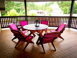 - une table et des chaises sur une terrasse couverte avec une moustiquaire dans l'établissement Zajazd Sielankowe Klimaty, à Kokotek