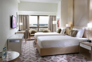 Postel nebo postele na pokoji v ubytování Metropolitan Hotel Dubai